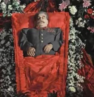 1961年，莫斯科红场，斯大林在水晶棺里躺了八年，一夜之间被秘密抬出列宁墓，换上