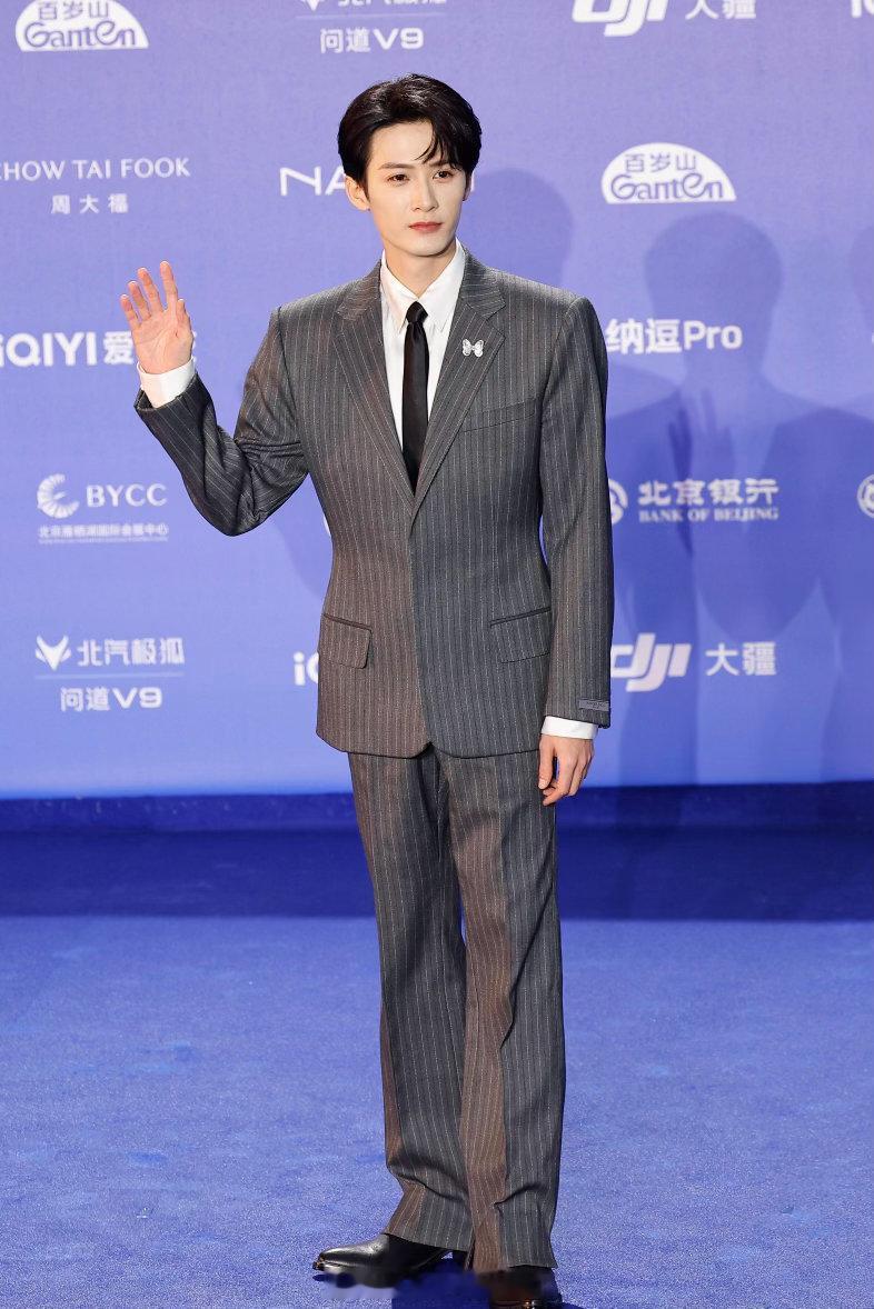 檀健次太会说了 他回答的时候一直在笑，但不是那种防御性的笑，是真的觉得这个问题可