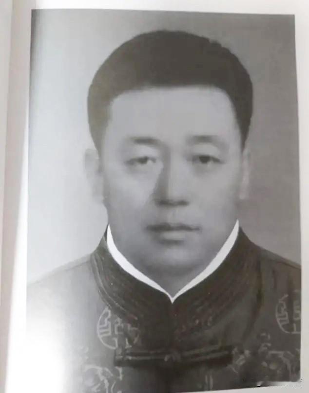 1939年，冀东抗联总司令高志远去开会，萧克对他说：“配枪不错。” 他刚把手枪交