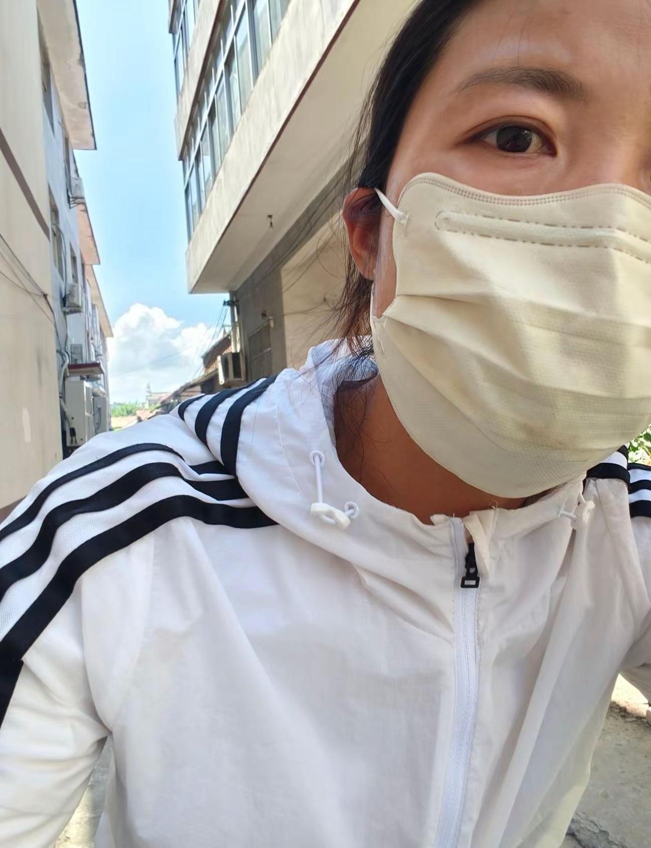 今天接孩子遇到孩子的小叔了  确切的说是前小叔  那一刻  他们两口子赶我们娘三