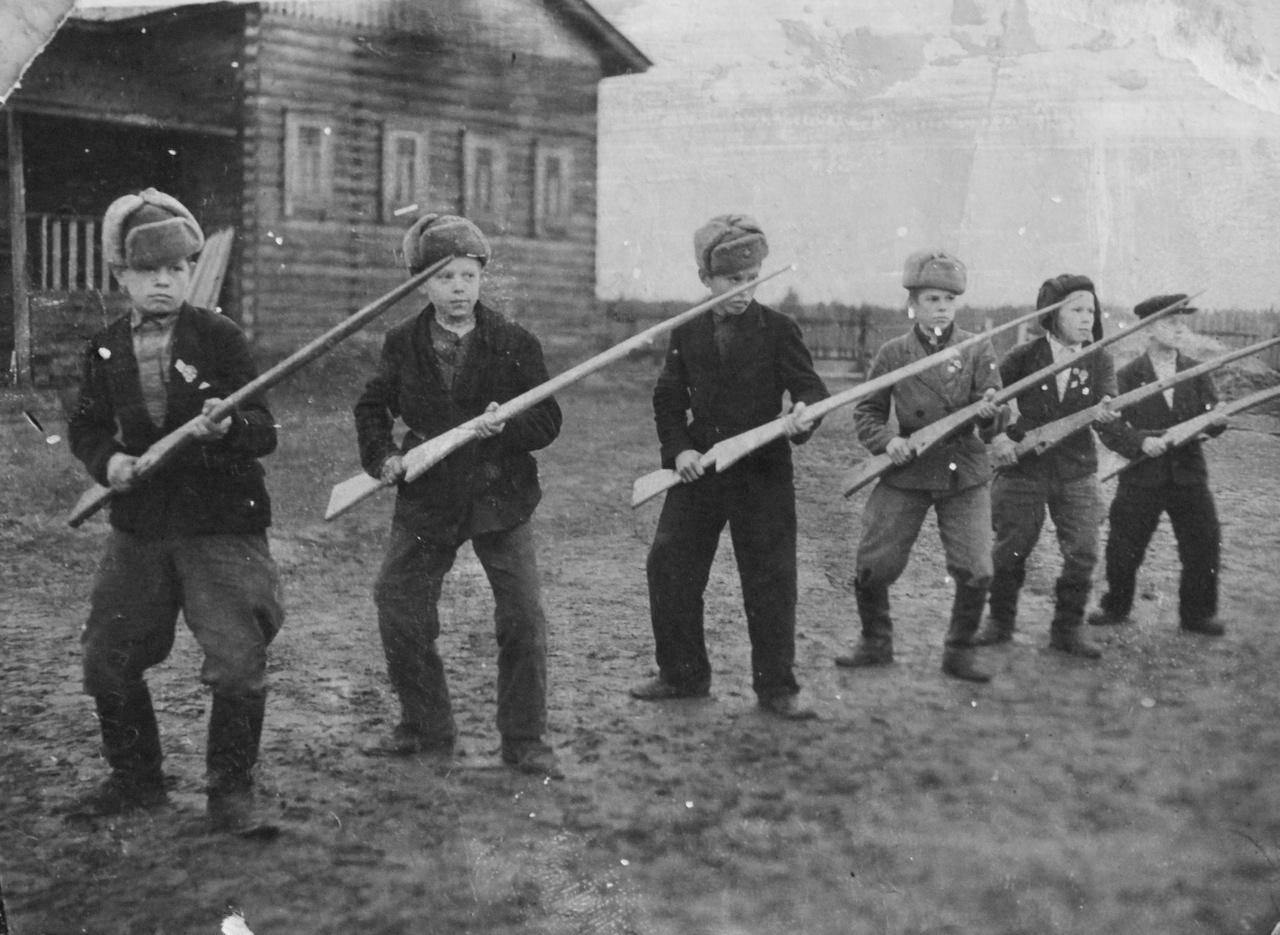 [呲牙] 毛子还是比较重视少年军校的——1944年，苏联，恰索文斯科耶村。当地的