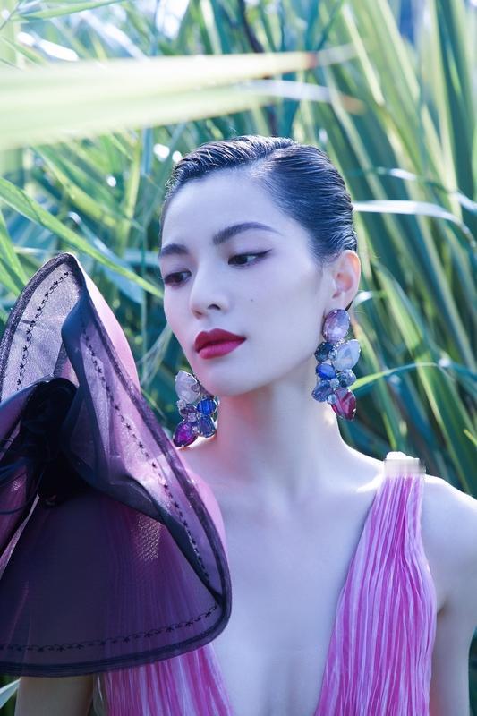 钟楚曦再陷“抢C位”风波 钟楚曦又陷“抢C位”风波了！11月15日她刚获第38届