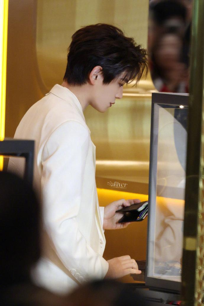 内娱宠粉天花板非丁禹兮莫属！现场特意挑选金饰赠予粉丝，每一份都是亲手递出的心意，