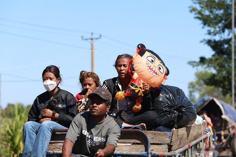中国文化在东南亚的影响被泰国空袭，柬埔寨人坐车逃难，还牵着一个哪吒气球泰柬冲突烽