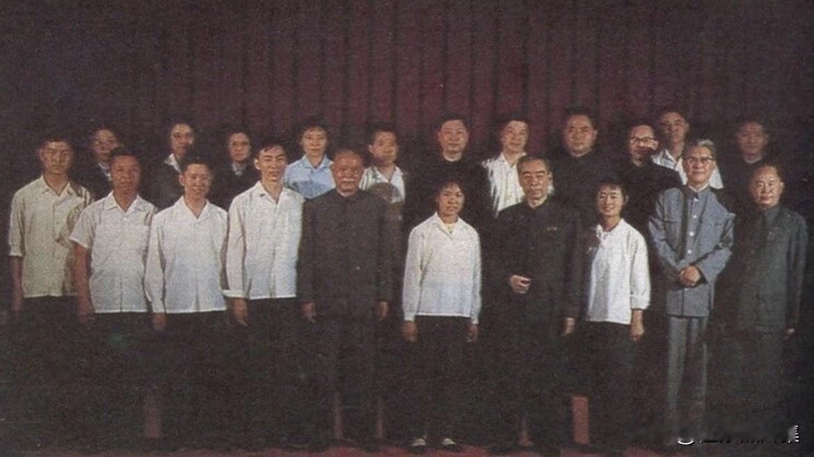 【周总理历史上的今天——7月1日】
1975年7月1日，周恩来总理与部分身边工作