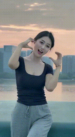 本来是来看风景的，原来人比风景还美！
移动互联网时代，真是颜值女生和舞蹈生的春天