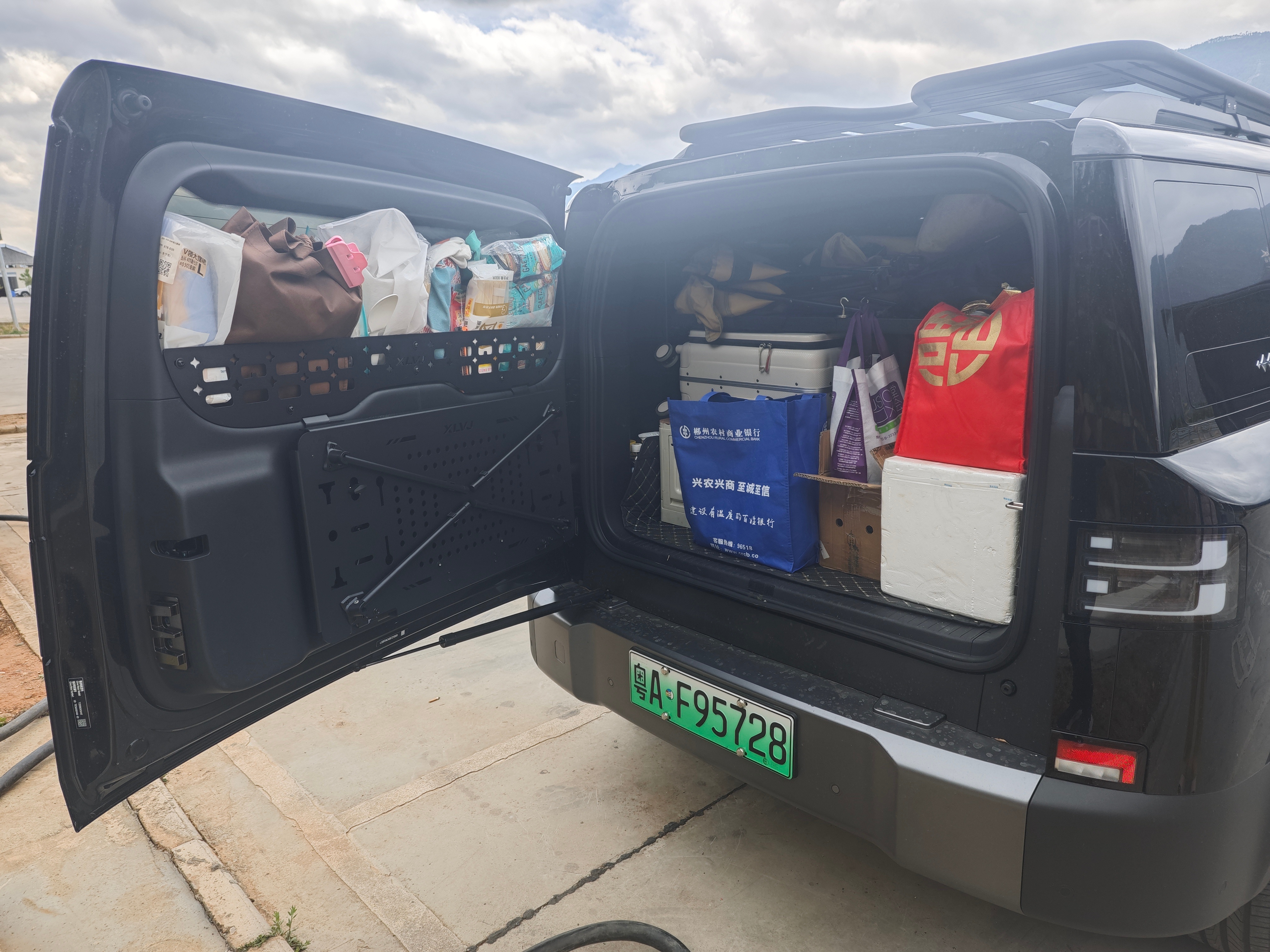 满油满电，继续一路向北～路上碰到一对从广州自驾过来的钛7车友，刚好一起充电。大哥