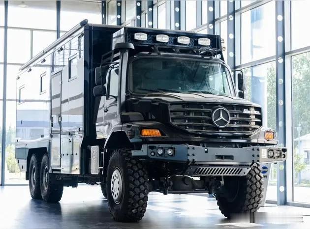 一起来大饱眼福！2026成都国际车展最贵的三台豪车：

1️⃣奔驰阿洛斯6×6越