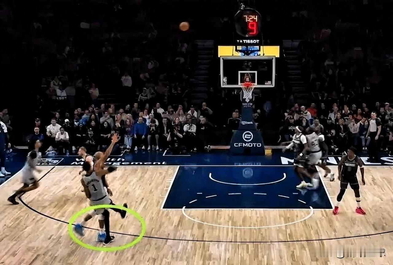 森林狼恶汉戈贝尔连国家队队友文班都不放过！在今日马刺对阵森林狼的末节比赛中，文班