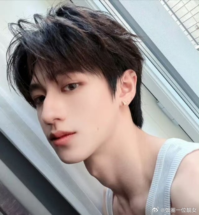 朱志鑫骨架偏细，线条偏淡，撑不起太有分量的造型，离“惊艳”还差了点气场 