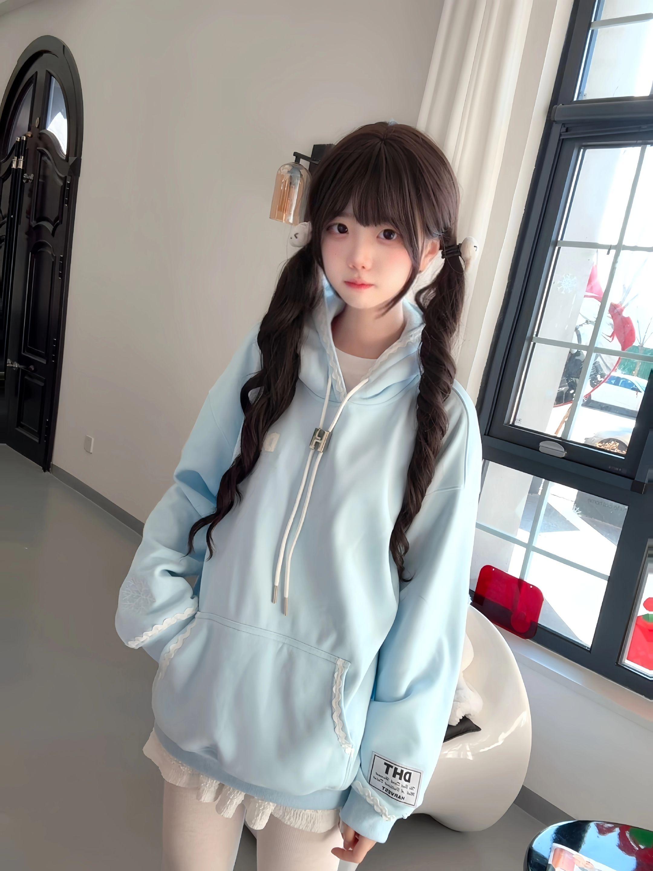 你就继续不给我发消息 我一个人捧着手机等你 一点都不累 不冷 哼