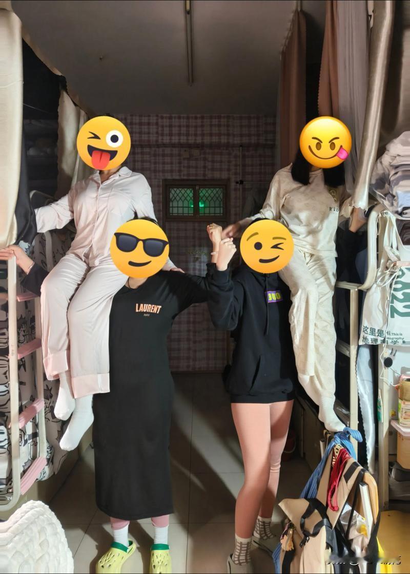 别让大学生宿舍变直播秀场！
大学宿舍作为集体生活空间，其直播乱象已引发广泛关注。