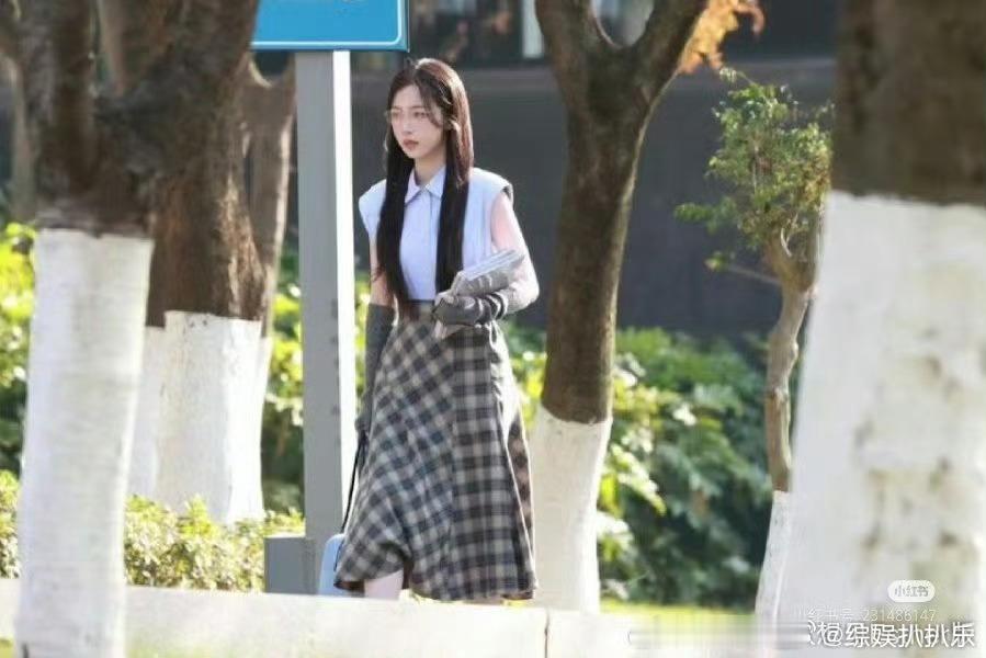 虞书欣路透造型简直太不错了 