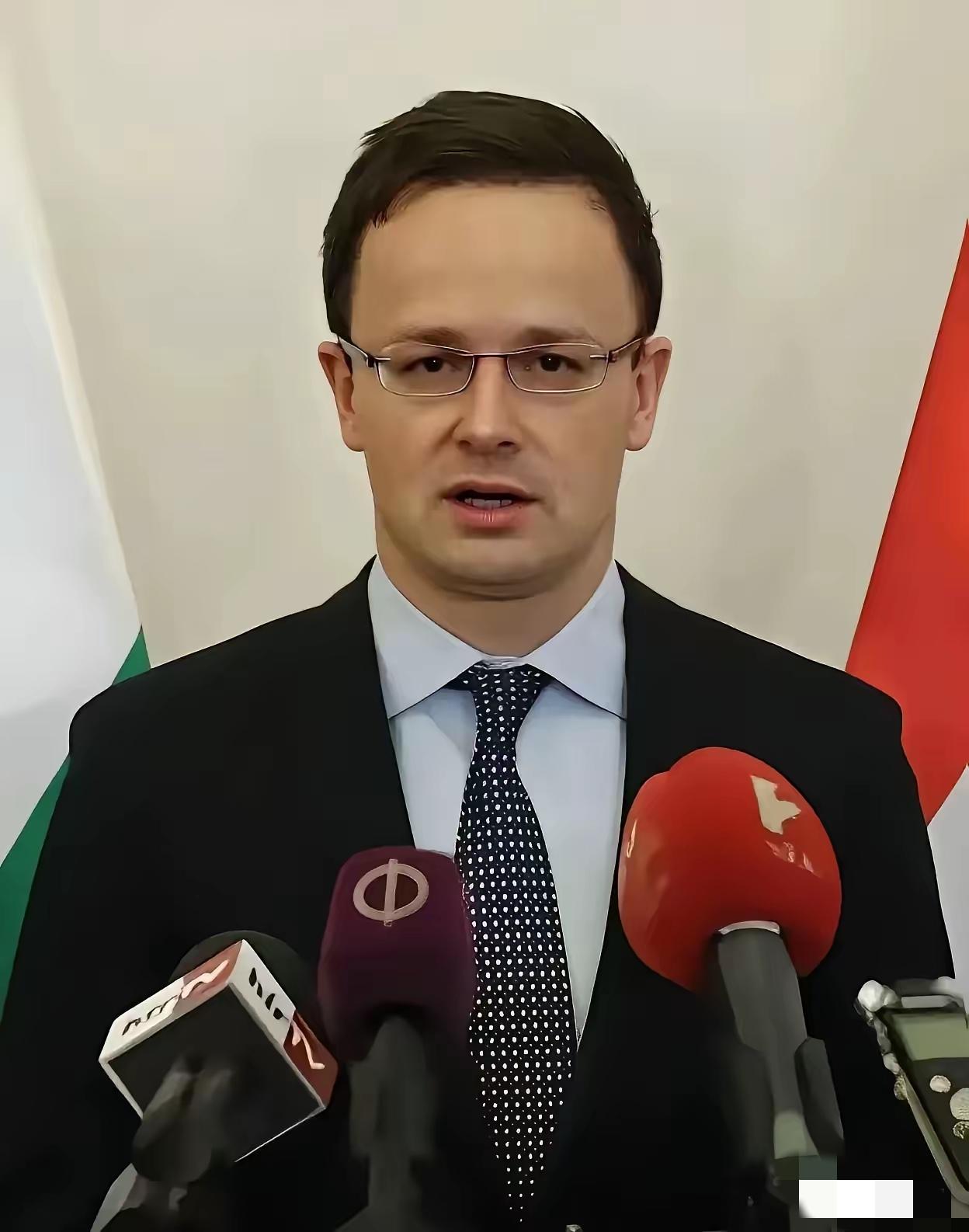 欧盟彻底乱成一锅粥！
 
最大猛料来袭：匈牙利外长西雅尔多被人实名举报，偷偷给俄