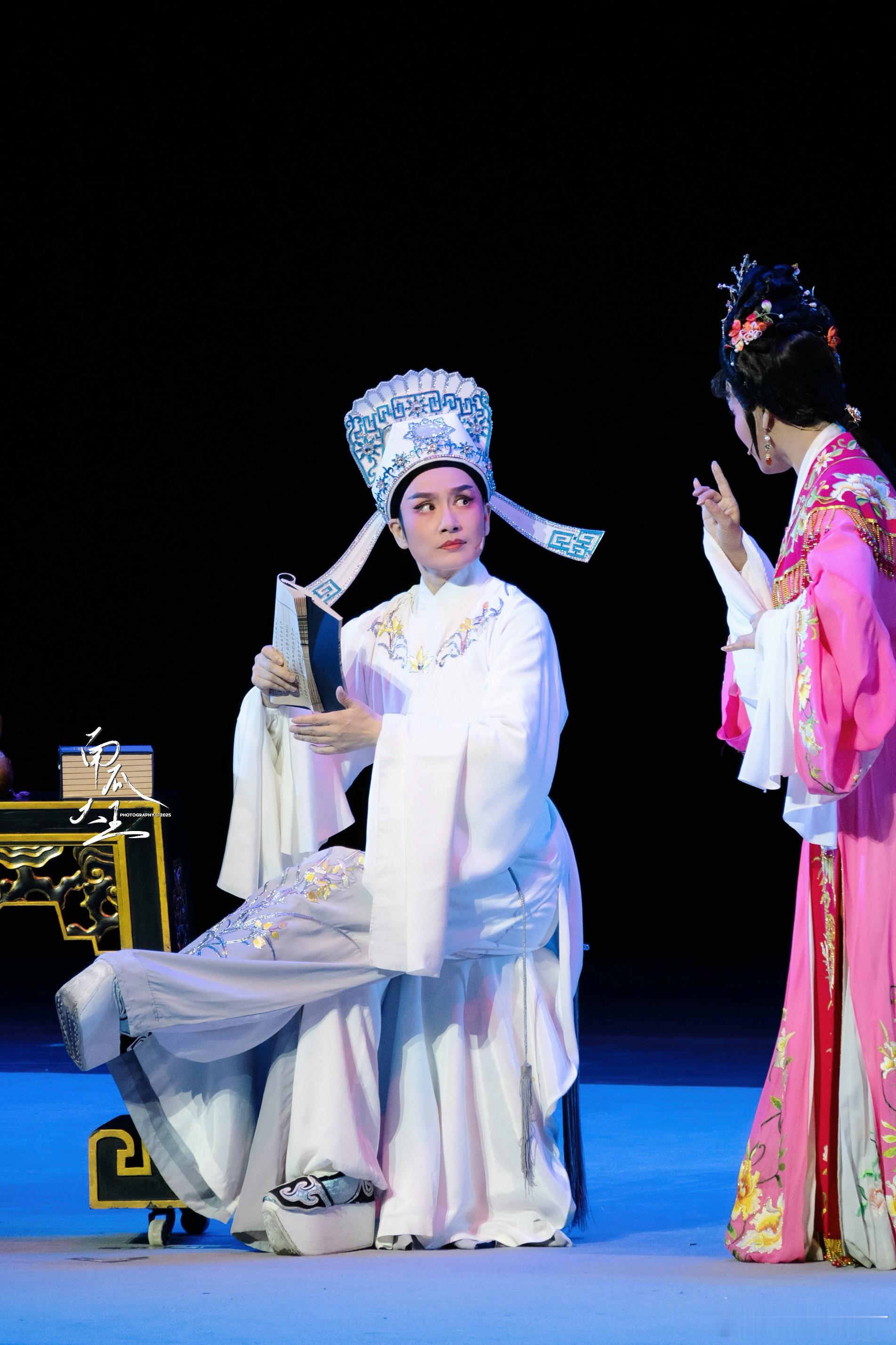 建议内娱演员都来学学这个眼神戏浙江卫视越剧春晚 看王君安老师的越剧春晚花絮就很触