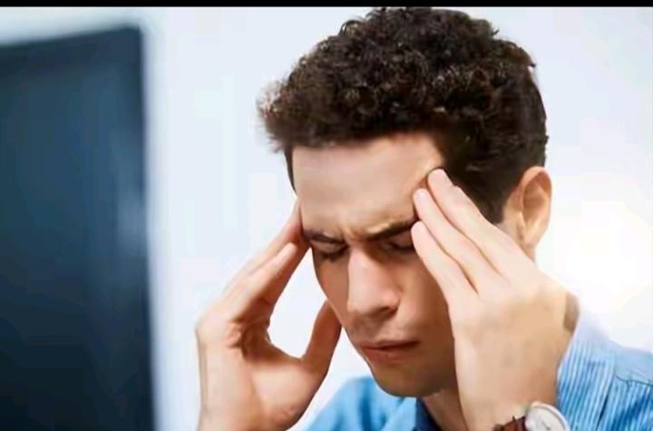 我今年62岁，最近身体出现过几次异常现象：头上出汗，心里发慌，两腿麻木，拔凉拔凉