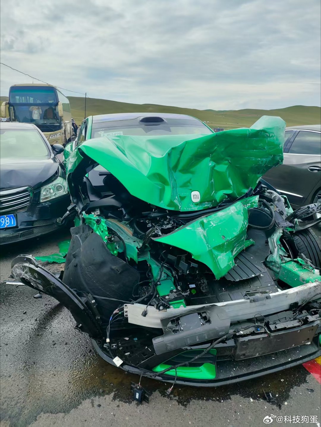 YU7是真硬啊[哆啦A梦害怕]这车主要吓死了，要不是YU7的A柱够硬狗蛋是真不敢