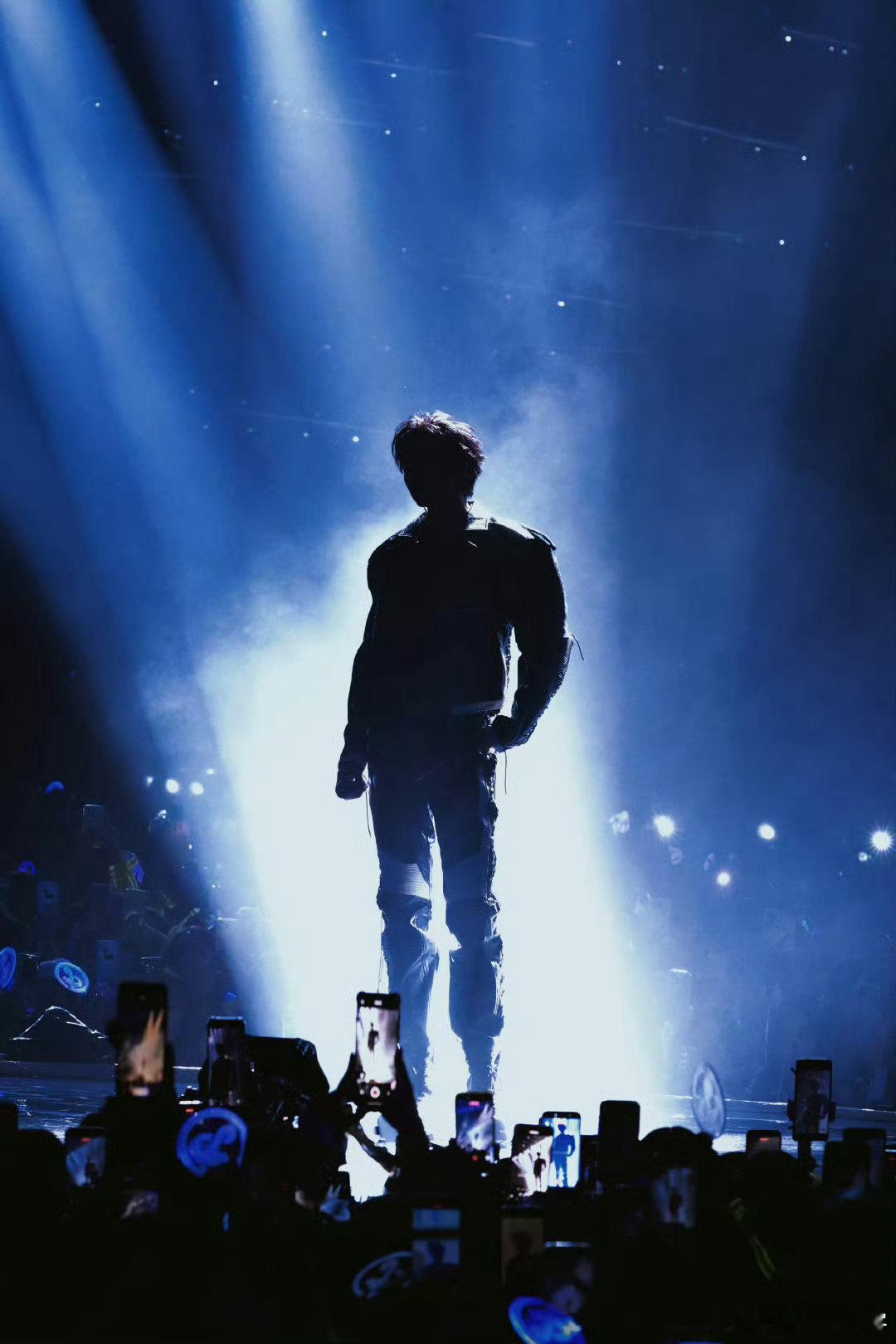  刘宇宁一年四个角色刘宇宁二专六首歌如约上线 四个角色、六首新歌、六城巡演，刘宇