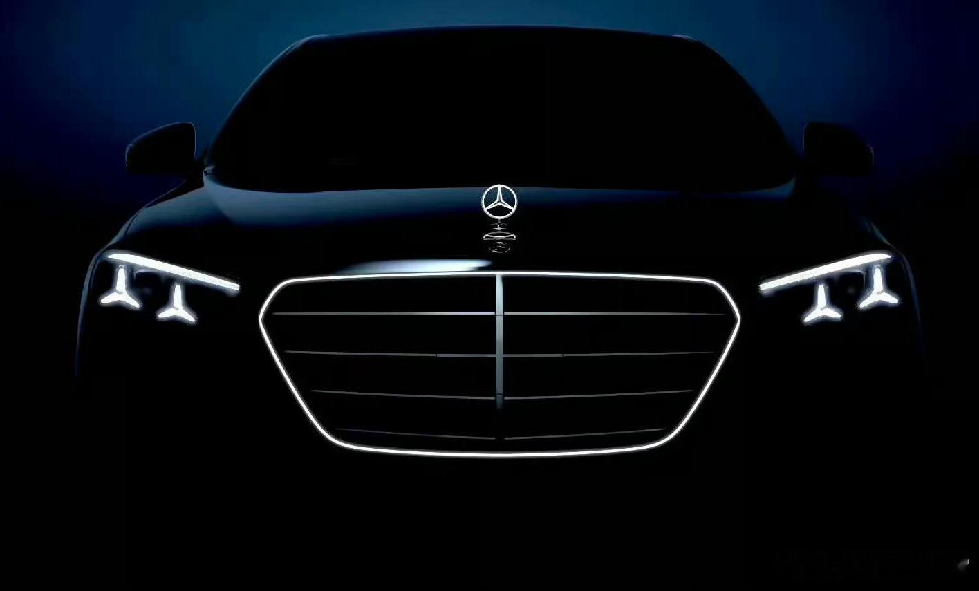 中期改款的奔驰S实车图也曝光了，前大灯变成了类似奔驰E尾灯的三叉星辉样式，气场还