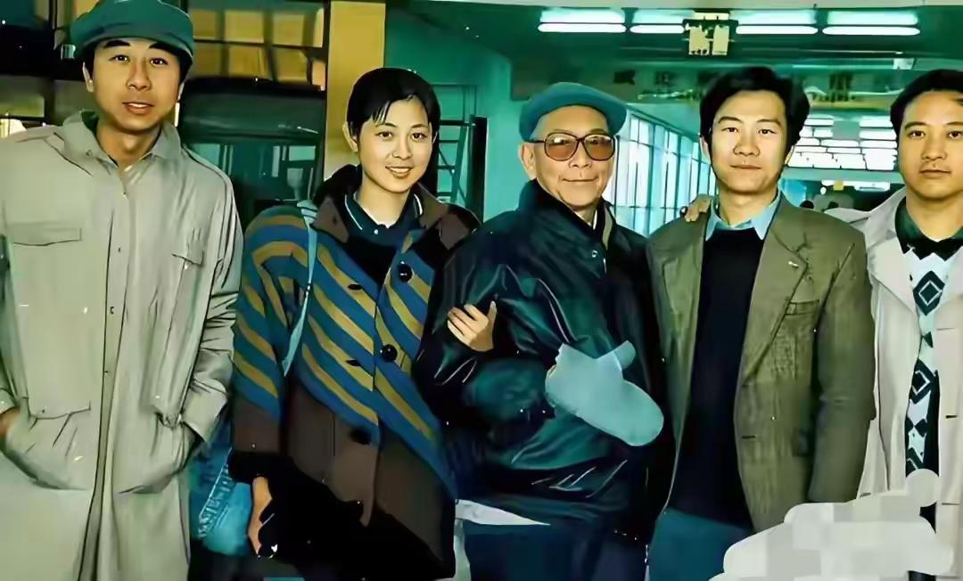 五个人在室内开心地合影。1988年一张珍贵的合影，那时候真年轻，一气风发，青春美