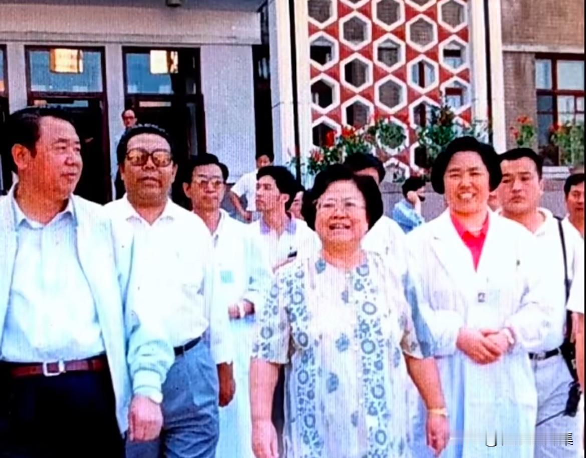 1979年，彭珮云同志以国家科委一局负责人的身份视察大庆石化总厂职工医院，黑龙江