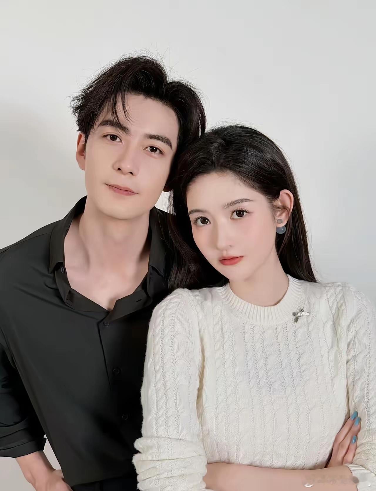 这不就是官宣吗！！！太好磕啦！！好上头！！啊啊啊啊怎么办？！特别有夫妻相他俩！嗑