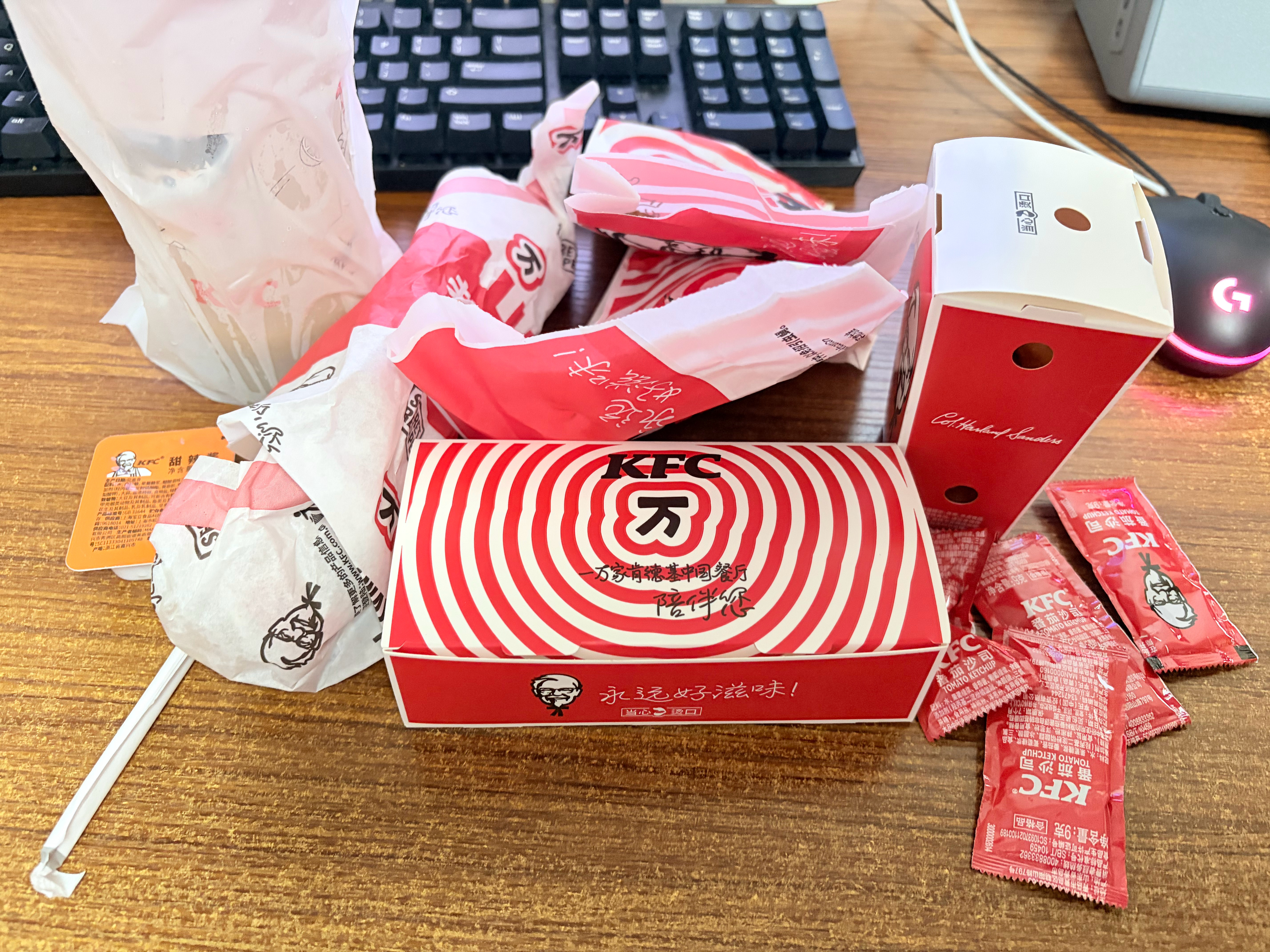 是我那爱KFC的室友没错了。自从买了大神卡，他总是一开口就问我要吃红豆派还是蛋挞
