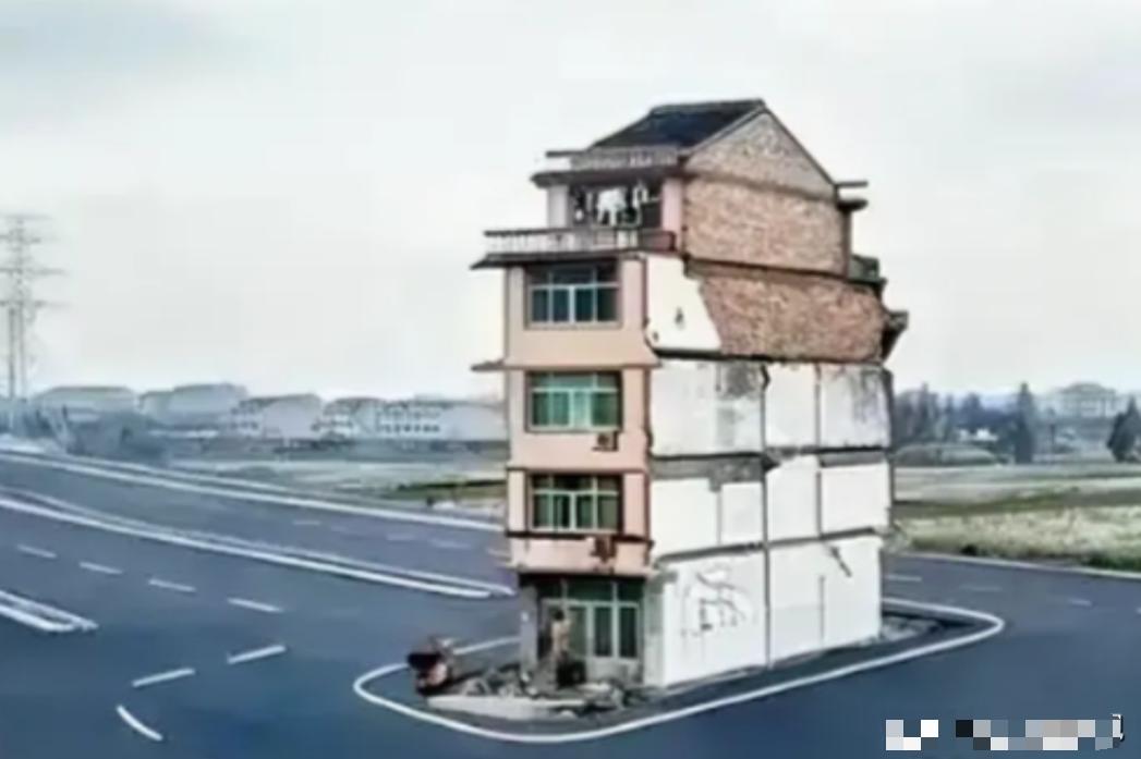 2003年，上海钉子户放出狠话：“没有六套房加一个亿，你们休想让我搬走！”为此，