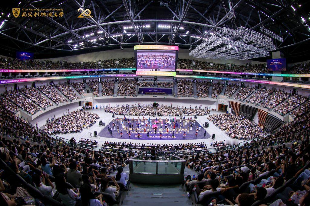 9000人涌入西交利物浦大开学典礼。

校长席酉民发布"12345"育人体系，说