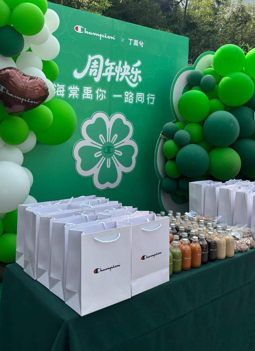 冠军还送了应援车给无尽夏剧组！一周年快乐[哇] champion大中华区品牌代言