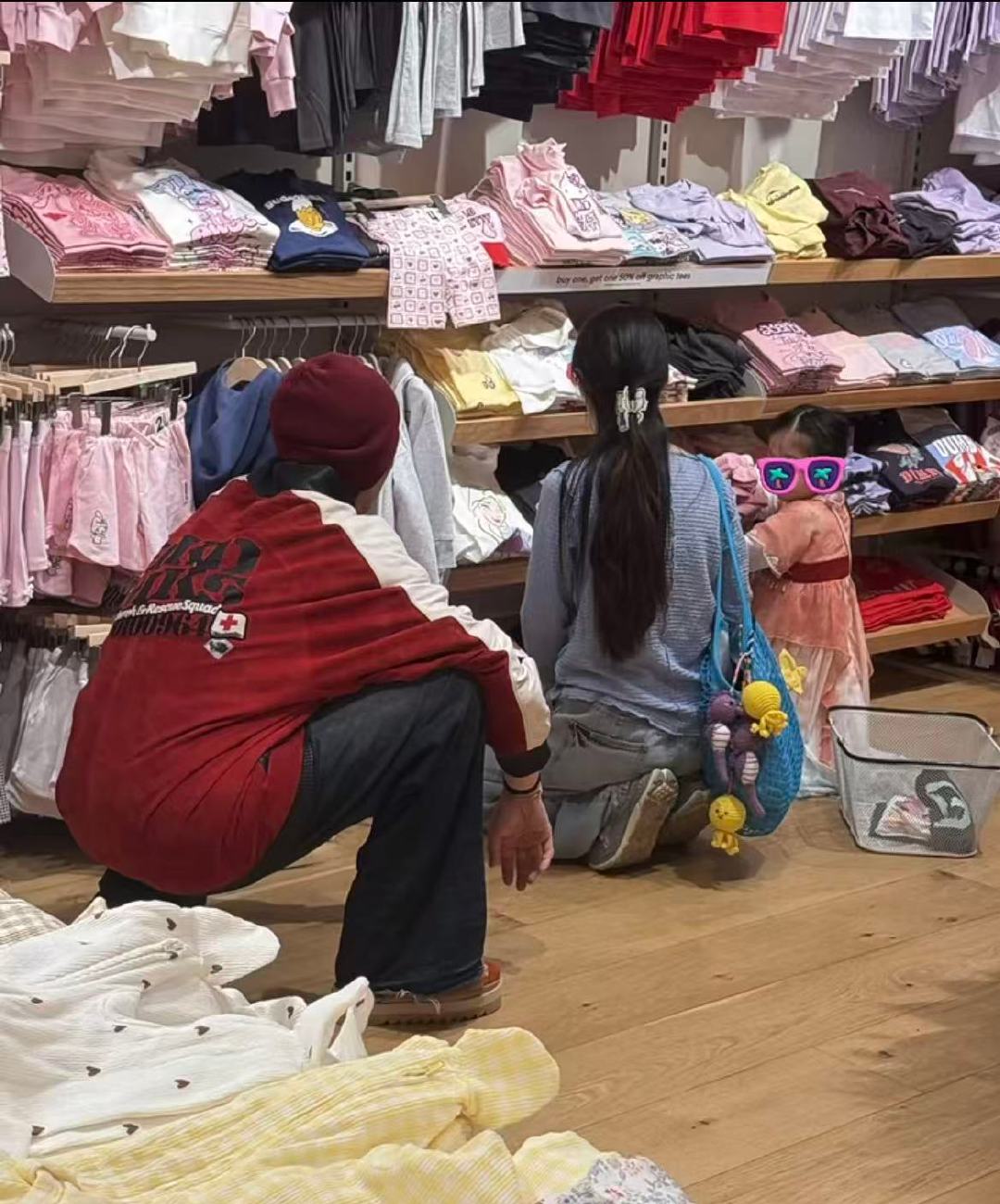 新加坡偶遇向佐郭碧婷带女儿买衣服 偶遇向佐郭碧婷带女儿买衣服 2月12日，网友新