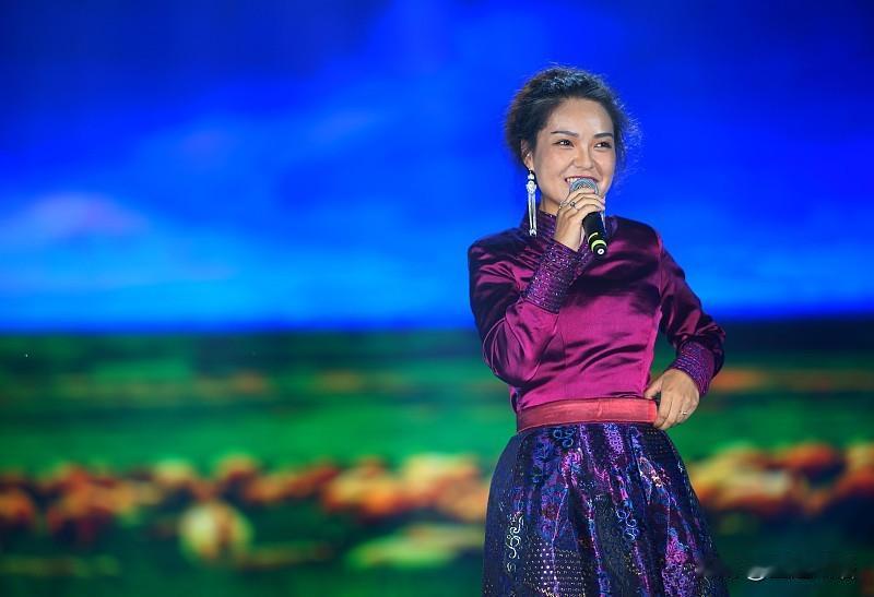 每个民族的音乐都自带专属气质。草原歌曲辽阔奔放，江南小调婉转轻柔，高原民歌高亢悠