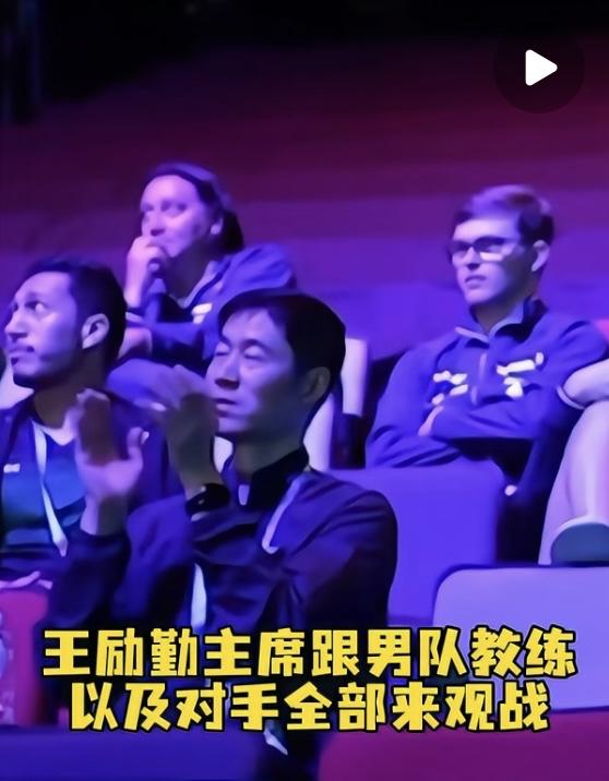 小将温瑞博世界杯首秀，王励勤主席和教练组都来考察他！
世界杯小组赛温瑞博首秀3: