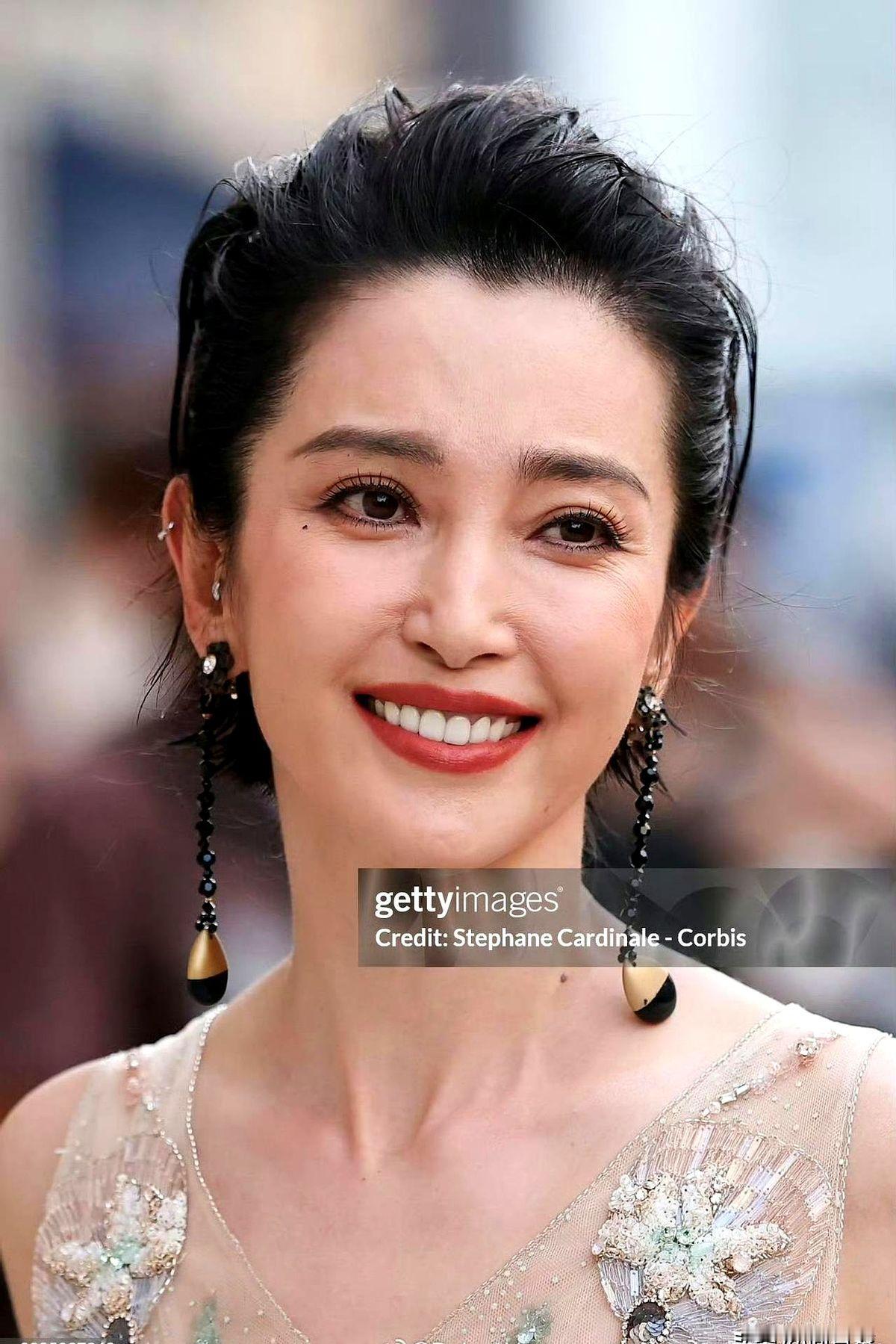 李冰冰53岁的生图，我看了三遍。

戛纳红毯，外网无修图直接怼脸，皮肤紧致，肩颈