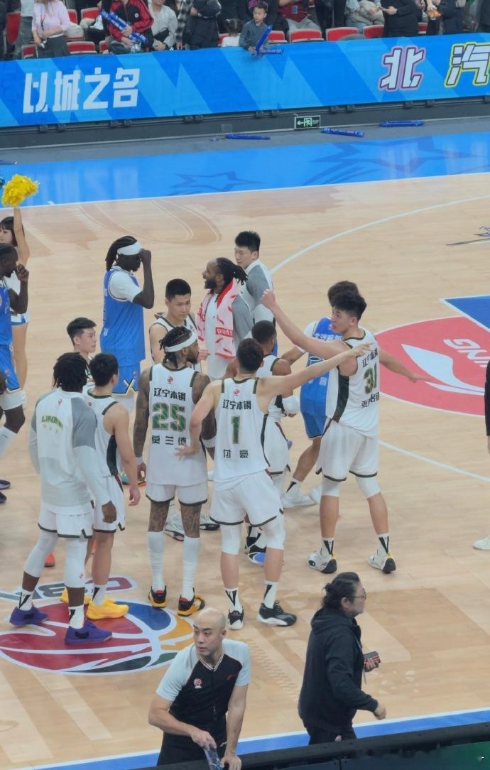 向辽篮精神致敬！尽管昨晚受外界因素干扰影响，辽宁男篮遗憾落败，但辽篮球员付豪在赛