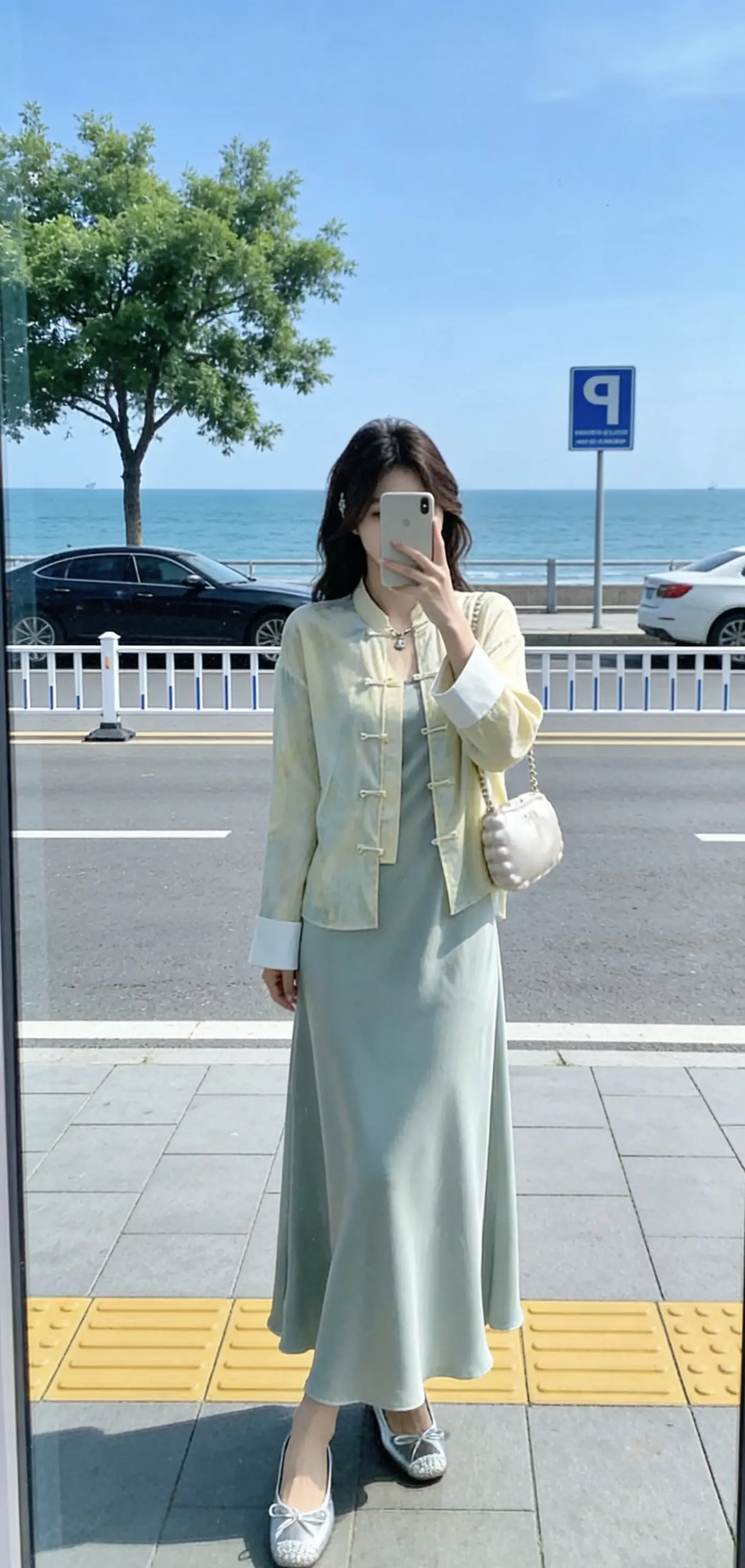 “安安静静的生活就好，          企图多了你会感觉人间不值得.”