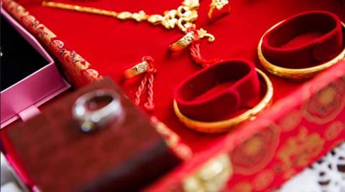 分手了彩礼究竟该不该全额退？河北一男医生与在校女大学生谈恋爱并订婚，男医生给了 