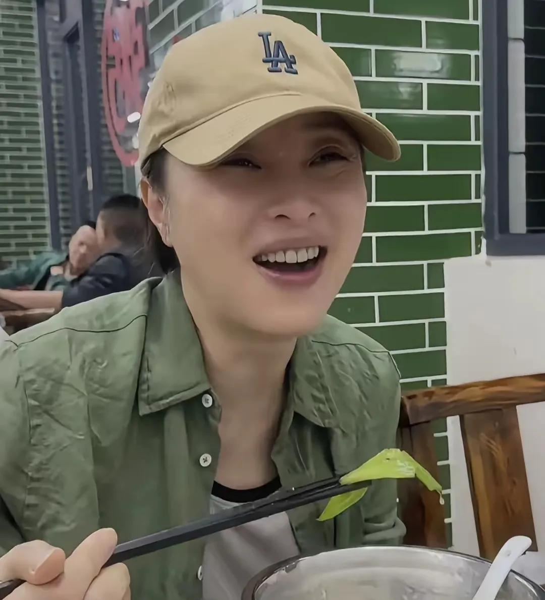 吴越佛山干饭好真实
 
在佛山偶遇吴越干饭，这状态也太绝了👍
棒球帽配绿衬衫，