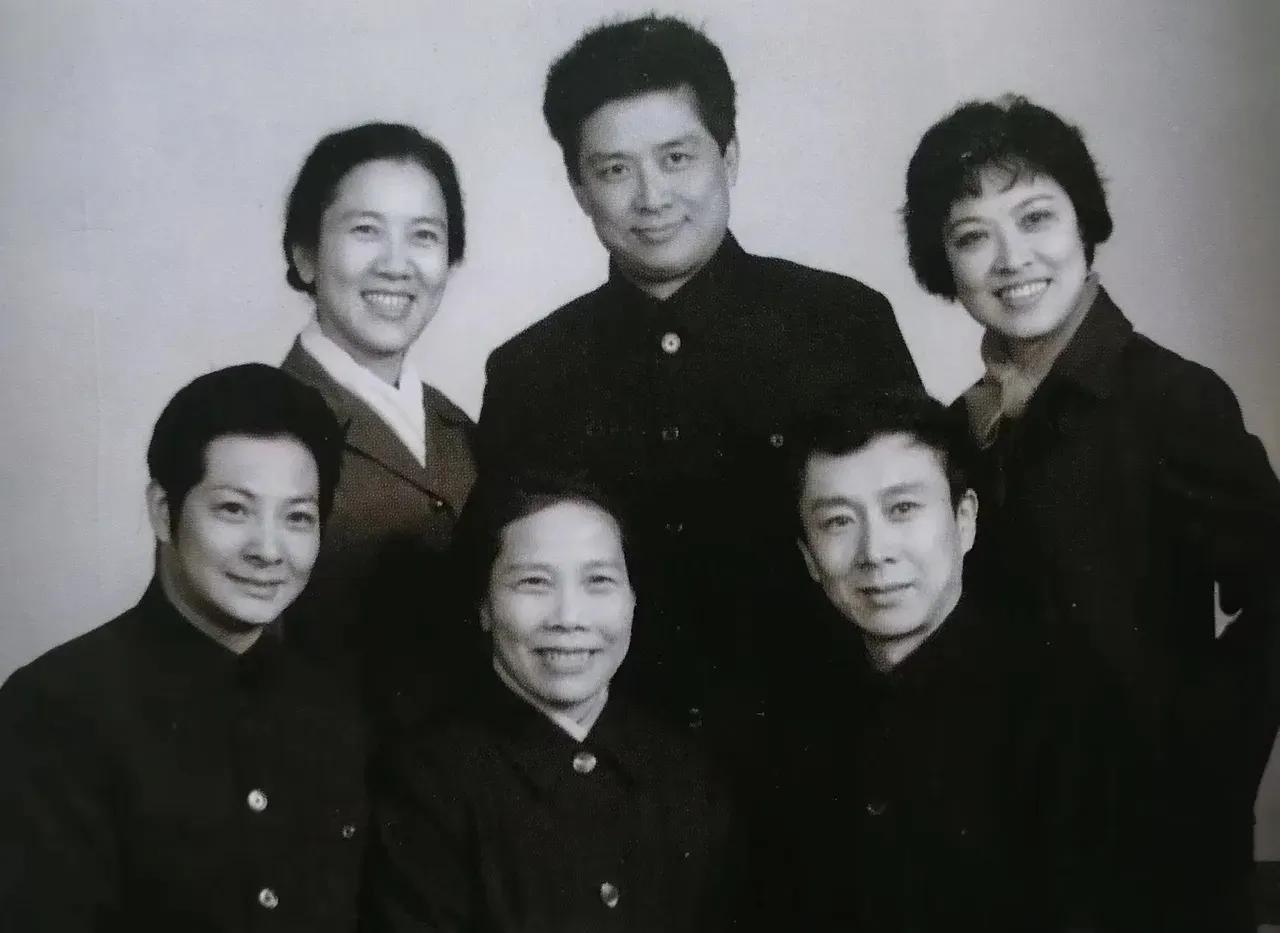 1979年上海越剧院一团的主要演员
吕瑞英 金采风 张国华 刘觉 史济华
张桂凤