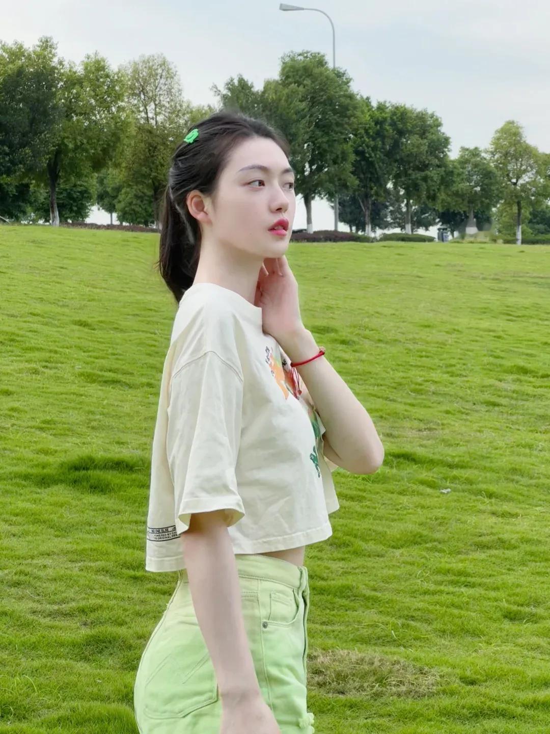 她对你说了句
‘早安’
你会怎么回？

清晨醒来，手机屏幕亮起，是她发来的“早安