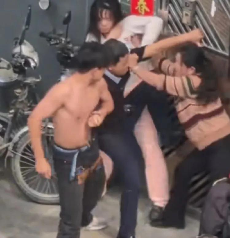 广东一家四口（包括媳妇)扭打在一起，都说是父亲守不住底线造成的，可有谁想到母亲也