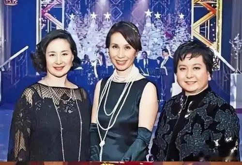 何超蕸，“赌王”二房三女，出生于1966年，享年60岁。 蕸字，读音“xia”，