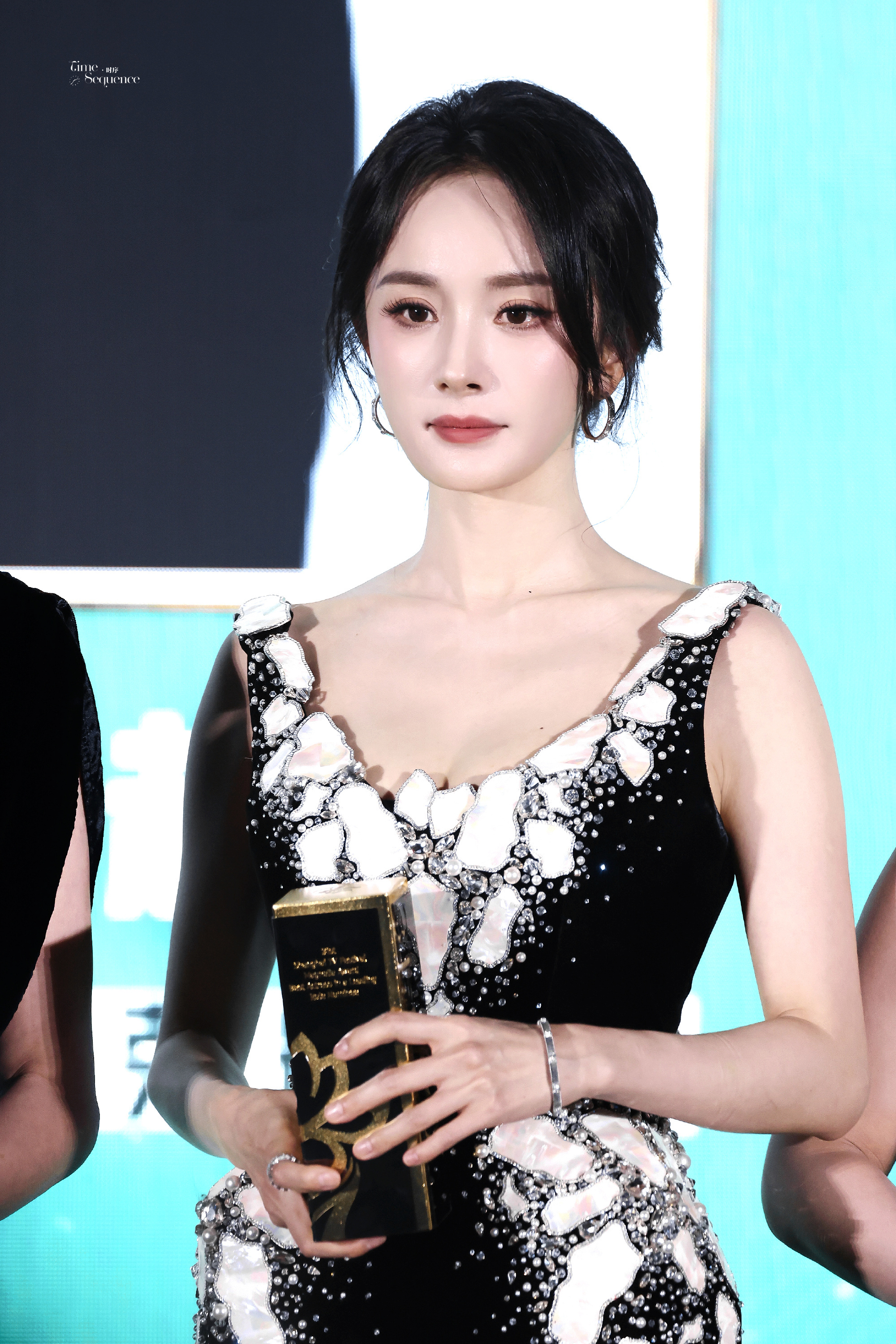 杨幂  ym被杨幂美得大吸一口凉气 ym杨幂 把众生做简略 你是我生命中唯一的详