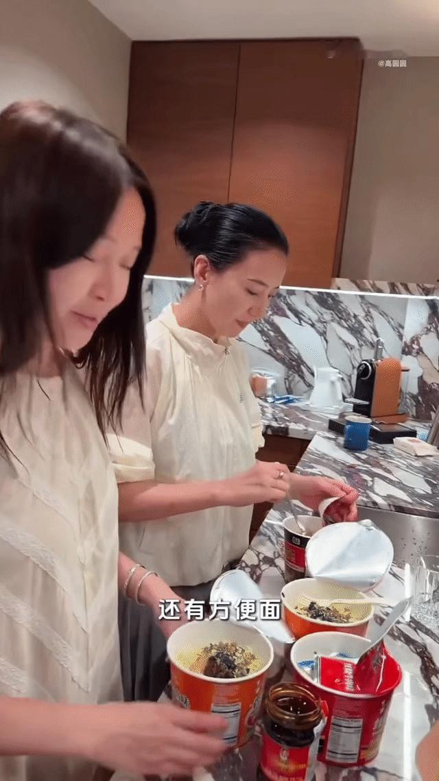 高圆圆也是老吃家了高圆圆纽约vlog好有活人感纽约出差间隙逛吃，偶遇草莓刺客当场