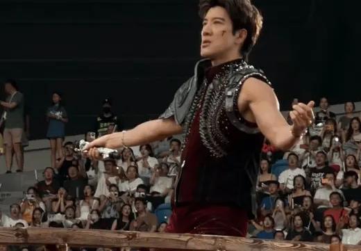 50岁王力宏成都演唱会摔倒 脸上淌血坚持唱完3小时
7月4日晚，王力宏在成都"最