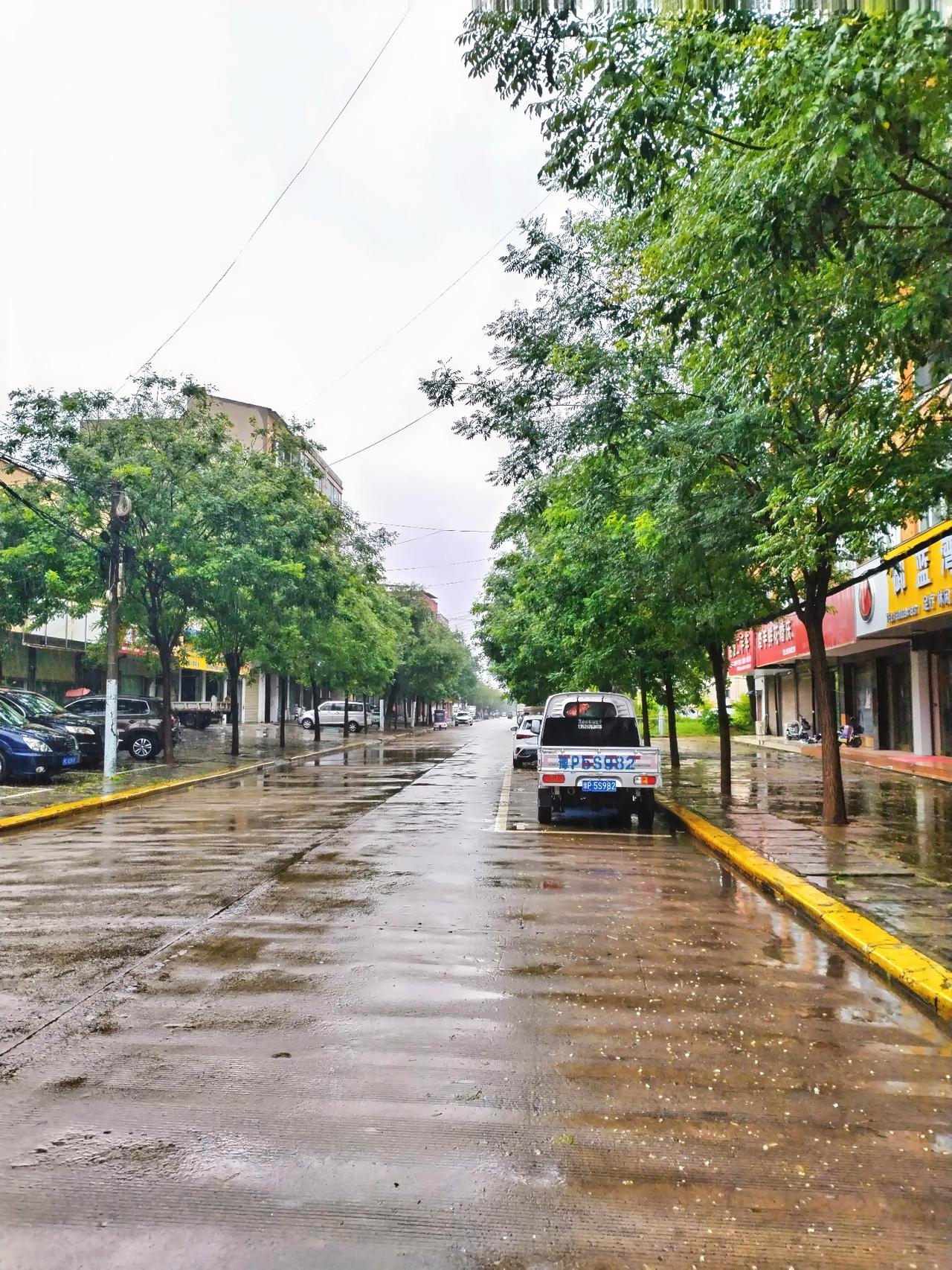 河南豫东沈丘今天又下雨了，已经连续下雨3天了。吃过早饭就去沈丘长春路重庆面馆买饺