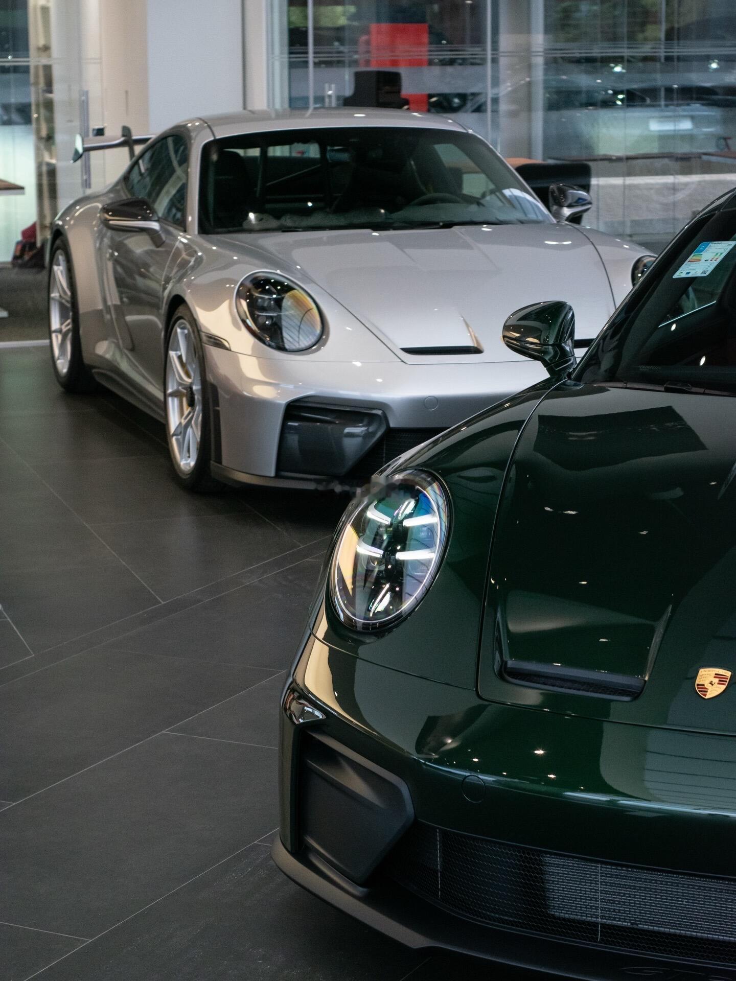 橡树绿和GT银哪个更好看呢一台GT银保时捷911 GT3一台橡树绿保时捷911 