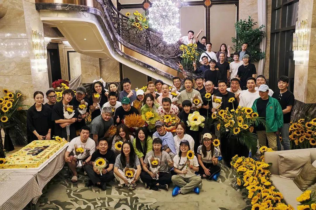 电影《抓娃娃》里春兰请来帮忙演戏的领居，都是国内顶尖教育专家，他们18年专注于一