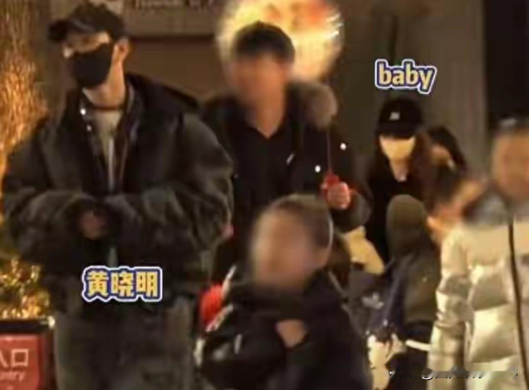 娱乐圈很体面的一对离婚夫妻。网友又偶遇黄晓明和杨颖。只看见两人陪伴孩子在迪士尼玩