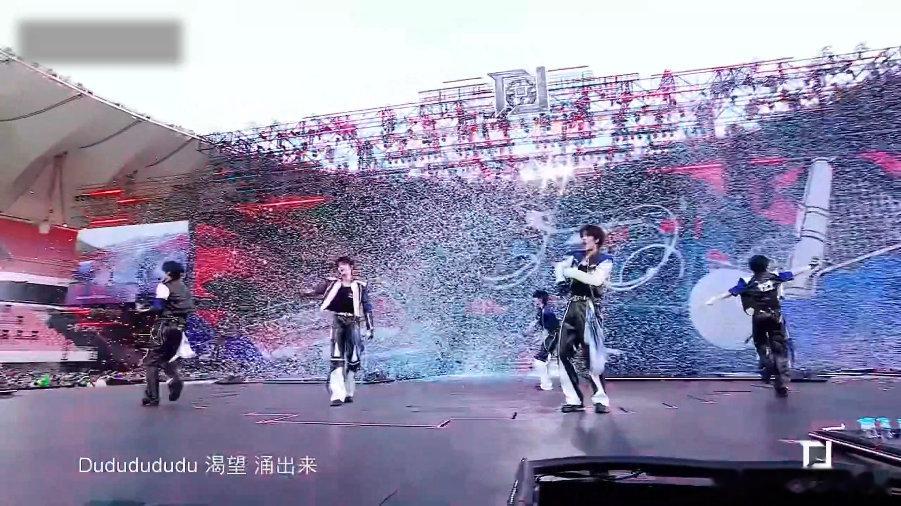 TOP渴望就可能青岛限定舞台 TOP登陆少年用心演绎《渴望就可能》，将少年人无畏